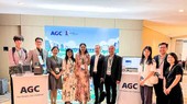 CEO Lưu Thị Thanh Mẫu (thứ 4 – từ trái qua) cùng bà Joy Gai - Giám đốc Chương trình Khu vực Châu Á Thái Bình Dương của WGBC (thứ 5 – từ trái qua) thăm quan gian hàng đối tác AGC Asia Pacific tại khuôn khổ hội thảo IGBC 2023