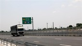 Xe lưu thông trên tuyến cao tốc Vĩnh Hảo-Phan Thiết. (Ảnh: Nguyễn Thanh/TTXVN)