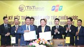 Ông Đỗ Quang Hiển, Chủ tịch Ủy ban Chiến lược T&T Group (phải) và ông Trương Gia Bình, Chủ tịch HĐQT FPT (trái) ký kết thỏa thuận hợp tác chiến lược giữa hai tập đoàn.