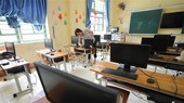 Giáo viên Trường Phổ thông Dân tộc Bán trú Tiểu học và Trung học Cơ sở Hồ Bốn (Mù Cang Chải, Yên Bái) lắp đặt máy tính được mượn từ một số đơn vị trên địa bàn kịp thời phục vụ cho năm học mới. (Ảnh: Thanh Tùng/TTXVN)