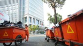Người dân vẫn bỏ chung các loại rác vào một thùng đựng duy nhất, kể cả những nơi có sẵn thùng rác phân loại.