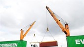 Bốc dỡ container tại cụm cảng Cái Mép, thị xã Phú Mỹ, Bà Rịa-Vũng Tàu. (Ảnh: Hồng Đạt/TTXVN)