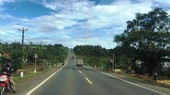 Phương tiện lưu thông trên một đoạn tuyến Quốc lộ. (Ảnh: Việt Hùng/Vietnam+)