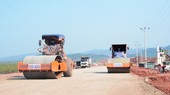 Nhà thầu thi công một đoạn tuyến Dự án Cao tốc Bắc-Nam giai đoạn 2021-202. (Ảnh: Việt Hùng/Vietnam+)