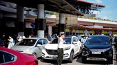 Nhân viên an ninh hàng không phân làn phương tiện đi vào làn đỗ tại Nhà ga T1 Sân bay Quốc tế Nội Bài. (Ảnh: CTV/Vietnam+