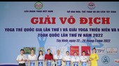 Các đoàn nhận cờ lưu niệm tại Lễ khai mạc giải. Ảnh: ĐẠI DƯƠNG