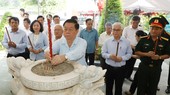 Trưởng Ban Tuyên giáo Trung ương Nguyễn Trọng Nghĩa dâng hương tại Bia tưởng niệm Suối Mạch Máng, TP Dĩ An