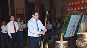 Thủ tướng Phạm Minh Chính dâng hương tại Đền Tưởng niệm Liệt sĩ Bến Dược (huyện Củ Chi, TPHCM). Ảnh: VIỆT DŨNG