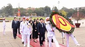 Đoàn đại biểu cấp cao Quốc hội Hàn Quốc đến đặt vòng hoa, vào Lăng viếng Chủ tịch Hồ Chí Minh