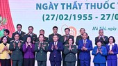 Chủ tịch Quốc hội cùng đoàn công tác chụp ảnh lưu niệm với các giáo sư, bác sĩ, nhân viên y tế của Bệnh viện Trung ương Quân đội 108. Ảnh: VIẾT CHUNG