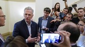 Chủ tịch Hạ viện Mỹ Kevin McCarthy trao đổi với báo chí về thỏa thuận trần nợ công. Ảnh: AP