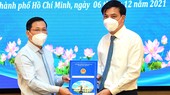 Phó Chủ tịch UBND TPHCM Lê Hòa Bình trao quyết định cho đồng chí Nguyễn Hoàng Anh. Ảnh:VIỆT DŨNG
