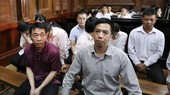 Bị cáo Nguyễn Minh Hùng (trái) và bị cáo Võ Mạnh Cường tại phiên xét xử trước đó. Ảnh: TTXVN