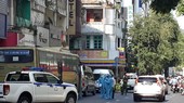 Lực lượng chức năng tiến hành khử khuẩn và đưa nhóm người Trung Quốc đi cách ly