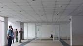 Công an khám nghiệm hiện trường. Ảnh: CHÍ THẠCH