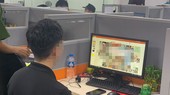 Một nhân viên đang cắt ghép ảnh lúc công an ập vào kiểm tra. Ảnh: CHÍ THẠCH