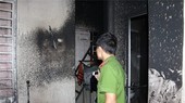 Công an khám nghiệm một vụ cháy. Ảnh: CHÍ THẠCH