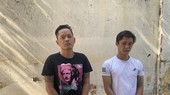 Thiện và Xương (từ trái qua phải) tại cơ quan công an