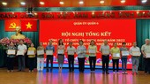 Lãnh đạo quận 6 tặng giấy khen cho các tập thể, cá nhân hoàn thành xuất sắc nhiệm vụ năm 2022 và 5 năm liền (2018-2022)