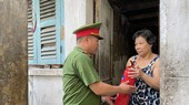 Công an trao tặng bình chữa cháy cho các gia đình