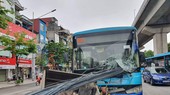 Xe ba gác chở nhiều thanh sắt xuyên thủng kính xe buýt