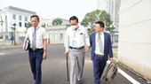Cựu Thứ trưởng Bộ Y tế Cao Minh Quang được luật sư dìu tới tòa
