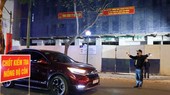Lực lượng chức năng phối hợp với cảnh sát giao thông chốt trực kiểm tra nồng độ cồn