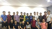 BLV Hoàng Nam (thứ 5 từ phải qua) và lớp đào tạo BLV đầu tiên