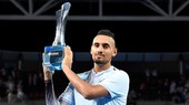 Nick Kyrgios nâng cao chiếc cúp vô địch Brisbane International