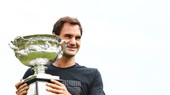 Roger Federer khoe chiếc cúp vô địch Australian Open 2018