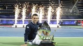 Roberto Bautista Agut và chiếc cúp vô địch Dubai