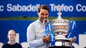 Rafael Nadal lại cắn cúp