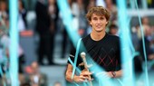 Aelxander Zverev và chiếc cúp chiến thắng