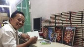 Tác giả Dũng Phan và cuốn sách "Bóng đá - 12 vì tinh tú"