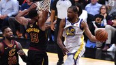 Kevin Durant (phải) tỏa sáng