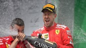 Sebastian Vettel khui champagne ăn mừng chiến thắng