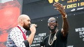 Tyson Fury (trái) và Deontay Wilder đấu khẩu kịch liệt trước đám đông