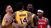 Brandon Ingram đang được các đồng đội can ngăn, nhưng anh vẫn kịp kích động cuộc ẩu đả