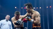 Ryan Burnett (phía xa) và Nonito Donaire
