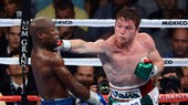 Alvarez tung đòn về phía Mayweather trong trận đấu hồi năm 2013