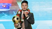 Quang Hải chia sẻ cảm xúc khi nhận Quả bóng Vàng Việt Nam 2018. Ảnh: HOÀNG HÙNG