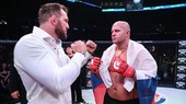 Fedor Emelianenko (phải) đã hết thời và khả năng sẽ giải nghệ sau trận thua này