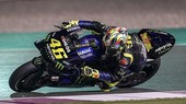 Valentino Rossi đang vào cua cùng với chiếc YZR-M1 trên đường đua tại Qatar