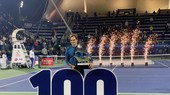 Roger Federer và chiếc cúp vô địch thứ 100