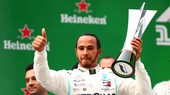 Hamilton và chiếc cúp vô địch Chinese Grand Prix