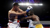 Amir Khan (trái) dính đòn hiểm dưới thắt lưng