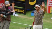 Roger Federer chào các khán giả ở Gerry Weber Stadion