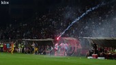 CĐV của FK Sarajevo ném pháo sáng xuống sân