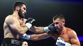 Beterbiev đấm méo mặt đối thủ