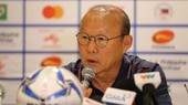 Ông Park Hang Seo trả lời phỏng vấn họp báo. Ảnh: DŨNG PHƯƠNG